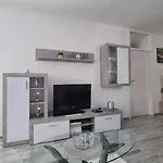 Nikol Макарска