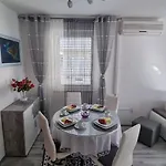Nikol Макарска