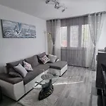 Nikol Макарска